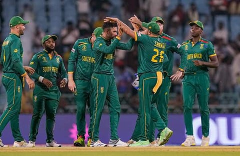 ലബുഷെയ്നിനെ മടക്കിയ കേശവ് മഹാരാജിനെ സഹ താരങ്ങൾ അഭിനന്ദിക്കുന്നു/ പിടിഐ