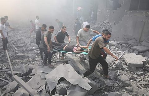 ഇസ്രയേൽ ആക്രമണത്തിൽ പരിക്കേറ്റവരെ ആശുപത്രിയിലേക്ക് മാറ്റുന്നു/ പിടിഐ