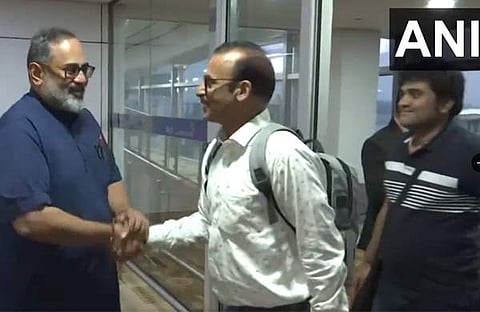 ഇസ്രയേലിൽ നിന്ന് എത്തിയവരെ സ്വീകരിക്കുന്ന കേന്ദ്രമന്ത്രി /എഎൻഐ വിഡിയോ സ്ക്രീൻഷോട്ട്