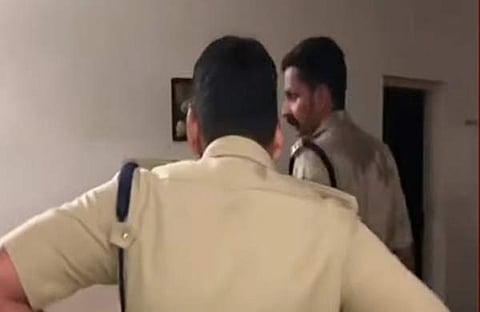 സംഭവം നടന്ന വീട്ടില് പൊലീസ് എത്തിയപ്പോള്, ടിവി ദൃശ്യം