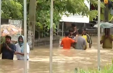 വെള്ളക്കെട്ടിലൂടെ നടന്നുനീങ്ങുന്ന ദൃശ്യം, സ്ക്രീന്ഷോട്ട്