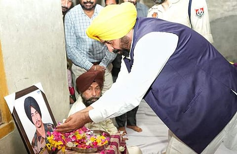 അഗ്നീവീര് സൈനികന്റെ ഫോട്ടോയില് മുഖ്യമന്ത്രി മാല ചാര്ത്തുന്നു