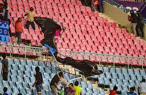 പരസ്യ ബോർഡ് തകർന്നു വീണപ്പോൾ/ പിടിഐ