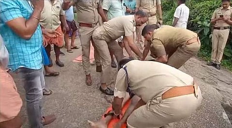 ഒഴുക്കില്പ്പെട്ട് മരിച്ച വിദ്യാര്ഥിയുടെ മൃതദേഹം കരയ്ക്കെത്തിച്ചപ്പോള്/ ടെലിവിഷന് ചിത്രം