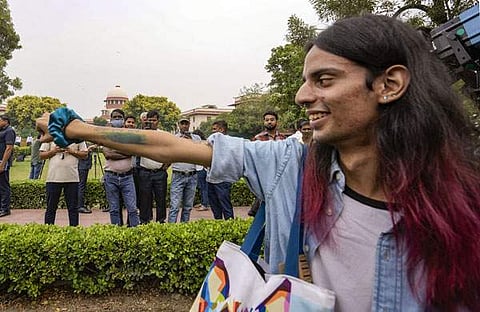 സ്വര്ഗ വിവാഹ കേസില് സുപ്രീം കോടതി വിധി പറയുമ്പോള് പുറത്തുനില്ക്കുന്ന എല്ജിബിടിക്യൂ പ്രവര്ത്തക/പിടിഐ