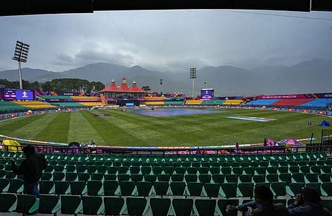 മഴ മേഘങ്ങൾ മൂടി നിൽക്കുന്നതിന്റെ പശ്ചാത്തലത്തിൽ ധരംശാല സ്റ്റേഡിയം/ പിടിഐ