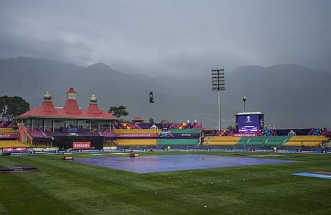 മഴയെ തുടർന്നു പിച്ച് മൂടിയ നിലയിൽ/ പിടിഐ