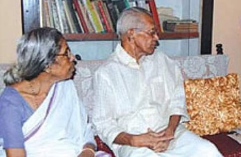 എം കെ സാനുവിനൊപ്പം രത്നമ്മ, ഫോട്ടോ/ എക്സ്പ്രസ്