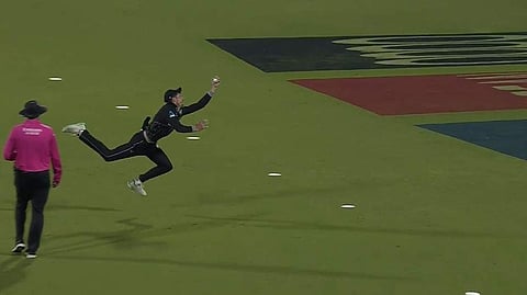 മിച്ചല് സാന്റ്നറുടെ പന്തില് ക്യാച്ചെടുക്കുന്ന ന്യൂസിലന്ഡ് താരം