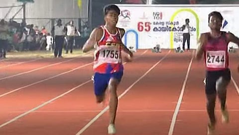 പി അഭിറാം നൂറ് മീറ്ററില് ഒന്നാമതായി ഫിനിഷ് ചെയ്യുന്നു