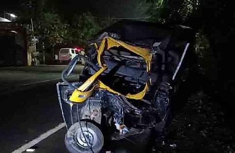 അപകടത്തിൽ തകർന്ന ഓട്ടോറിക്ഷയുടെ ദൃശ്യം