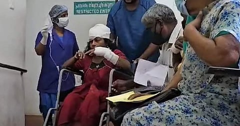 ആക്രമണത്തില് പരിക്കേറ്റ ബിന്ദുവും മാതാവും