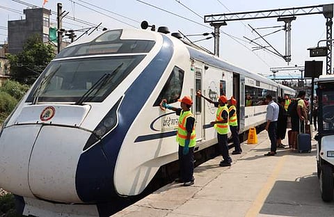 വന്ദേഭാരത് ട്രെയിൻ വൃത്തിയാക്കുന്ന ദൃശ്യം, പിടിഐ