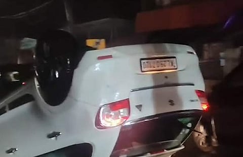 കാർ തലകീഴായി മറിഞ്ഞ നിലയിൽ, ടിവി ദൃശ്യം