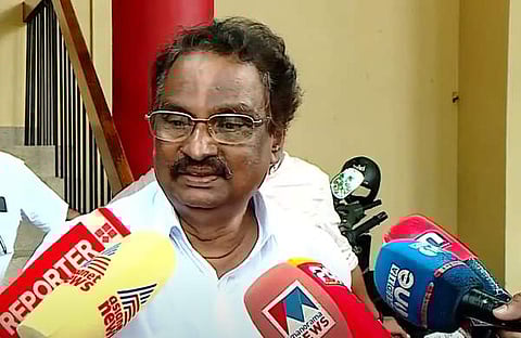 എകെ ബാലൻ മാധ്യമങ്ങളെ കാണുന്നു/ ടിവി ദൃശ്യം