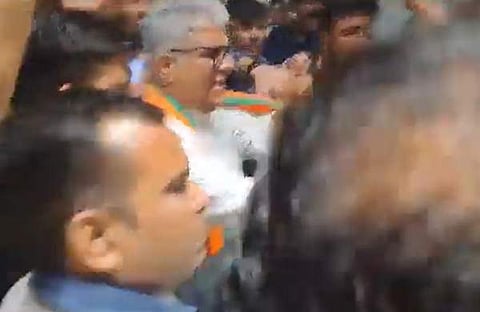 ഭൂപേന്ദ്രയാദവിനെ തടയുന്നു/ എക്സ്