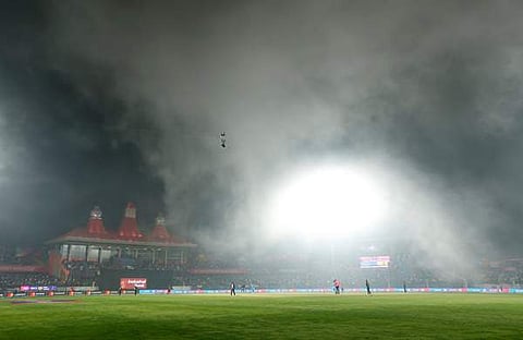 സ്റ്റേഡിയം മൂടൽ മഞ്ഞിൽ/ ട്വിറ്റർ