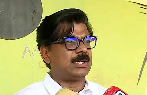 മാത്യു കുഴൽനാടൻ മാധ്യമങ്ങളോട് സംസാരിക്കുന്നു/ ടിവിദൃശ്യം