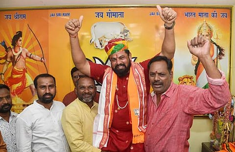 രാജാ സിങ് അനുയായികൾക്കൊപ്പം/ പിടിഐ