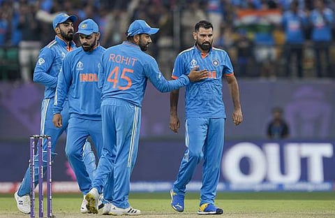 വിക്കറ്റെടുത്ത ഷമിയെ അഭിനന്ദിക്കുന്ന സഹ താരങ്ങൾ/ പിടിഐ