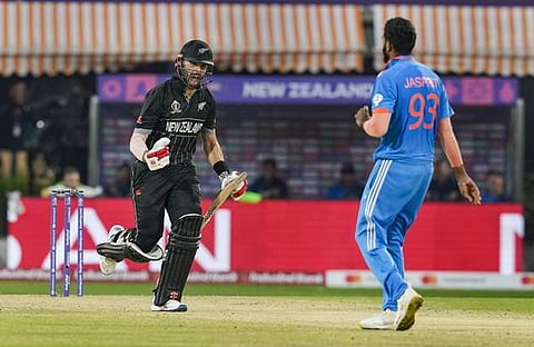 സെഞ്ച്വറി നേട്ടം ആഘോഷിക്കുന്ന ഡാരിൽ മിച്ചൽ. സമീപം ജസ്പ്രിത് ബുമ്രയും/ പിടിഐ