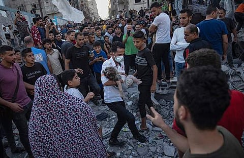 ഇസ്രയേൽ ആക്രമണത്തിൽ പരിക്കേറ്റവരെ ആശുപത്രിയിലേക്ക് മാറ്റുന്നു/ പിടിഐ