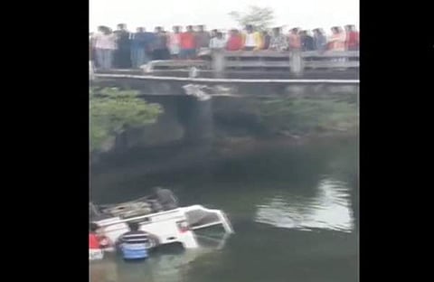 പുഴയിൽ വീണ കാർ/ എഎൻഐ