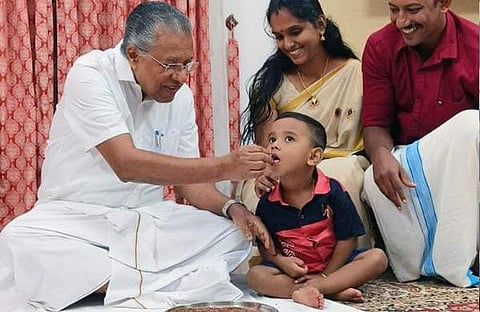 പിണറായി വിജയന് കുട്ടികളെ എഴുത്തിനിരുത്തുന്നു/ ഫെയ്സ്ബുക്ക്