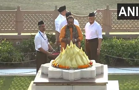 ശങ്കർ മഹാദേവൻ പുഷ്പാർച്ചന നടത്തുന്നു/ എഎൻഐ