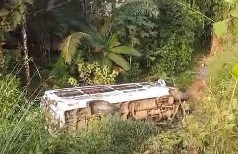 അപകടത്തിൽപ്പെട്ട ടെമ്പോ ട്രാവലർ/ ടിവി ദൃശ്യം