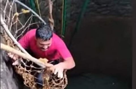 യുവാവിനെ കിണറ്റിൽ നിന്ന് രക്ഷിക്കുന്ന ദൃശ്യം