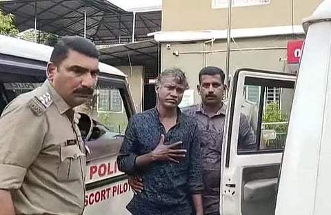 ഷാജിയെ പൊലീസ് കസ്റ്റഡിയിലെടുത്തപ്പോൾ, ടിവി ദൃശ്യം