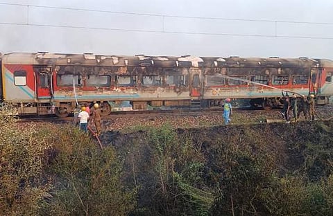 ട്രെയിൻ തീപിടിച്ചപ്പോൾ/ഫോട്ടോ: എഎൻഐ