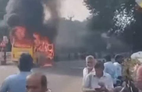 സ്കൂൾ ബസിന് തീപിടിച്ചപ്പോൾ/ ടിവി ദൃശ്യം