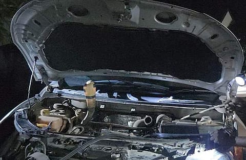 ബോണറ്റില് കയറിക്കൂടിയ രാജവെമ്പാല