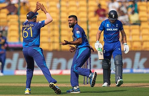 ഇംഗ്ലണ്ട് ക്യാപ്റ്റൻ ജോസ് ബട്ലറെ പുറത്താക്കിയത് ആഘോഷിക്കുന്ന ലഹിരു കുമാര/ പിടിഐ