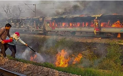തീപിടിത്തം അണയ്ക്കുന്ന ഫയര്ഫോഴ്സ് ഉദ്യോഗസ്ഥര്/ പിടിഐ
