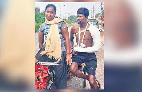 പിതാവിനെയുംകൊണ്ട് 14 കാരി സൈക്കിൾ ചവിട്ടി പോകുന്നു/ എക്സ്പ്രസ്