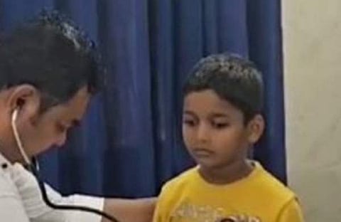 രോഗികളെ ചികിത്സിക്കുന്ന എംഎൽഎയുടെ ദൃശ്യം, സ്ക്രീൻഷോട്ട്