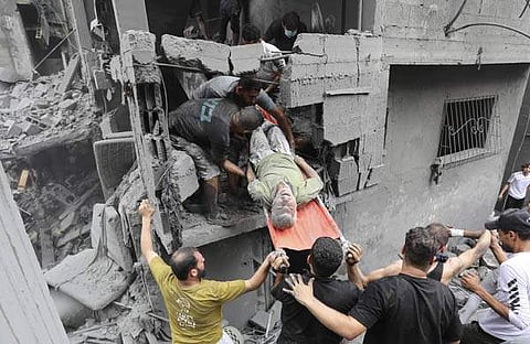 വ്യോമാക്രമണത്തില് തകര്ന്ന കെട്ടിടത്തില്നിന്ന് പരിക്കേറ്റവരെ മാറ്റുന്നു/എപി