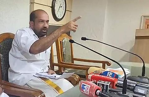 അനില് അക്കര മാധ്യമങ്ങളെ കാണുന്നു