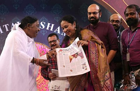 പ്രത്യേക പതിപ്പ് സിഇഒ ലക്ഷ്മി മേനോന് മാതാ അമൃതാനന്ദമയിക്ക് സമര്പ്പിക്കുന്നു, ജനറല് മാനേജര് പി വിഷ്ണുകുമാര് സമീപം/ എക്സ്പ്രസ്