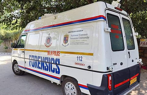 ന്യൂസ് ക്ലിക്ക് പോര്ട്ടലുമായി ബന്ധപ്പെട്ടവരുടെ വസതിയില് ഡല്ഹി പൊലീസ് റെയ്ഡിനെത്തിയപ്പോള്/ പിടിഐ