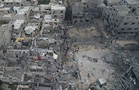 ഗാസയിലെ നുസൈറാത്ത് അഭയാര്ത്ഥി ക്യാമ്പില് ഇസ്രായേല് ബോംബാക്രമണത്തില് തകര്ന്ന കെട്ടിടങ്ങള്/ പിടിഐ