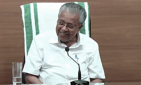 പിണറായി വിജയന് വാര്ത്താ സമ്മേളനത്തിനിടെ