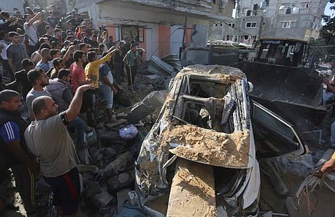 റാഫയിലെ ഗാസ മുനമ്പില് ഇസ്രയേല് നടത്തിയ ആക്രമണത്തിന് ശേഷം തകര്ന്ന കാര് നീക്കം ചെയ്യുന്നു/ ഫോട്ടോ: പിടിഐ