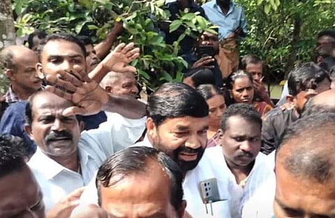 മന്ത്രി വാസവനോട് നാട്ടുകാരുടെ രോഷപ്രകടനം/ ടിവി ദൃശ്യം