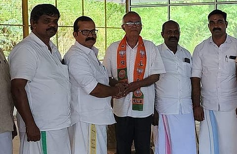 ബിജെപി ജില്ലാപ്രസിഡന്റ് ഫാ. കുര്യാക്കാസിനെ ഷാള് അണിയിക്കുന്നു