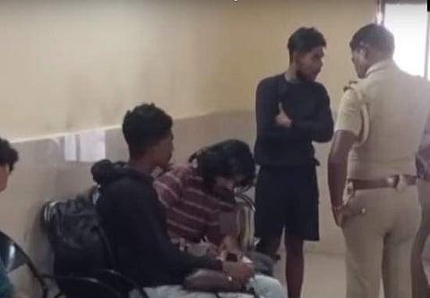 റെയില്വേ പൊലീസ് കസ്റ്റഡിയിലെടുത്ത യുവാക്കള്