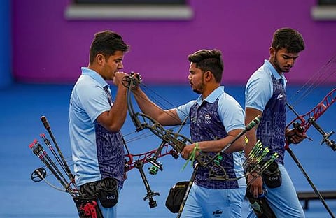 സ്വർണം സ്വന്തമാക്കിയ ആർച്ചറി ടീം/ പിടിഐ